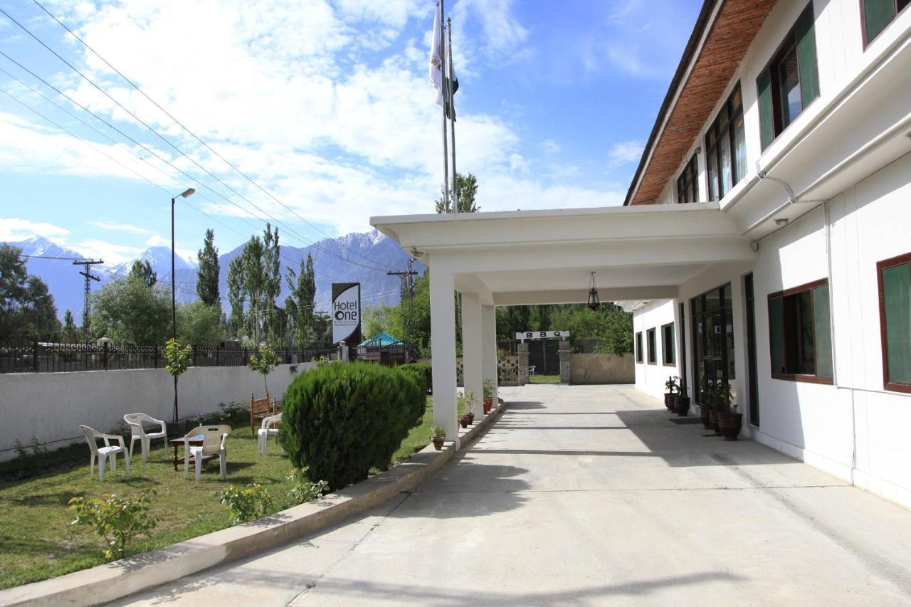 Hotel One Skardu Exteriör bild