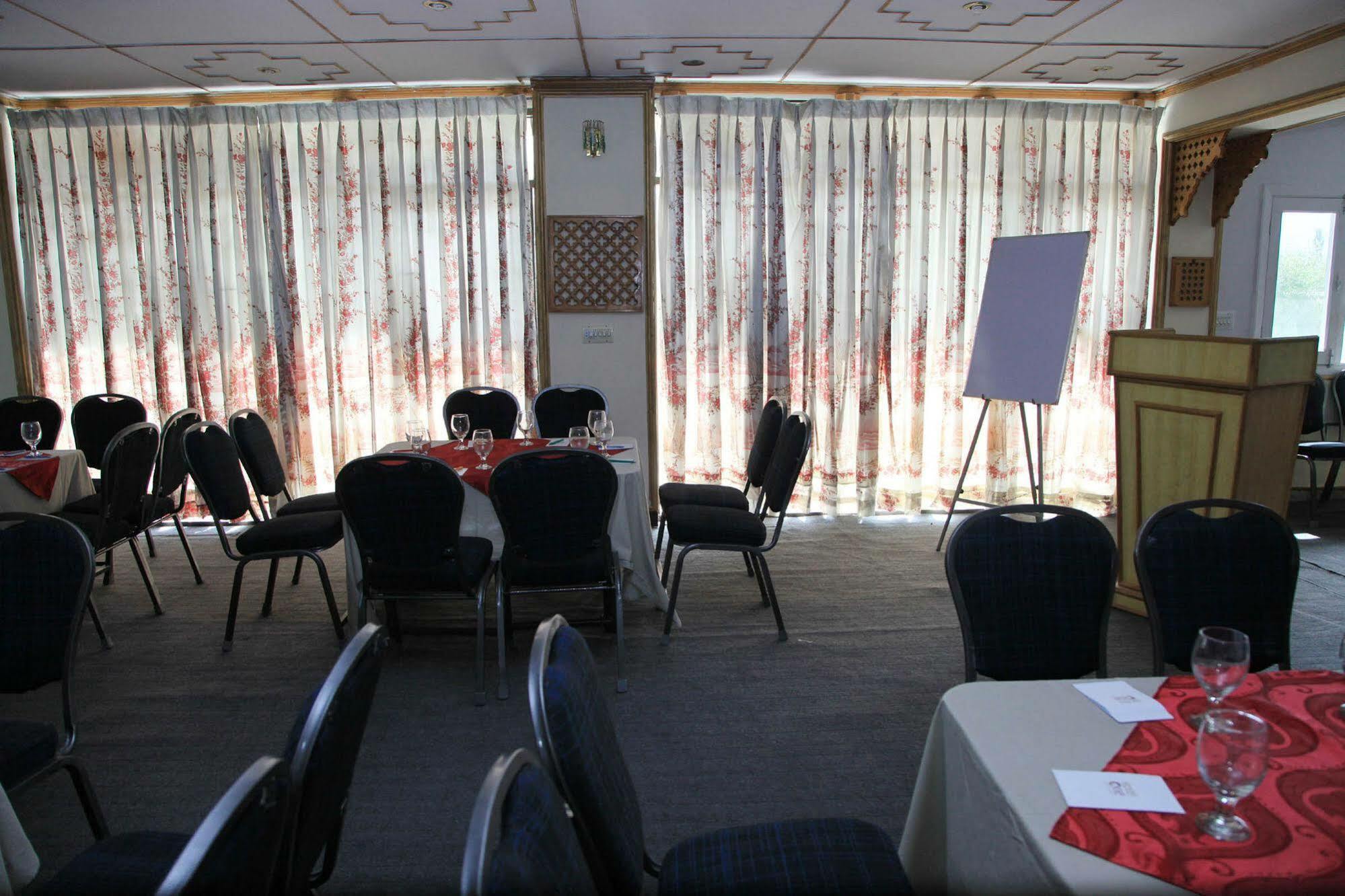 Hotel One Skardu Exteriör bild